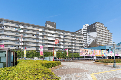 所沢パークタウン駅前プラザ・駅前通り