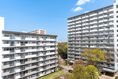 所沢パークタウン駅前プラザ・駅前通り